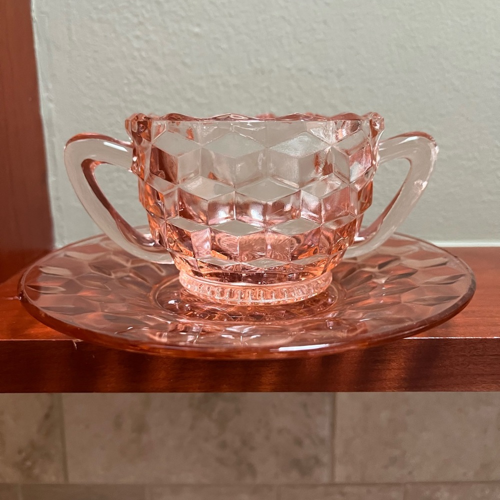 Pink depression glass sugar bowl w/under plate